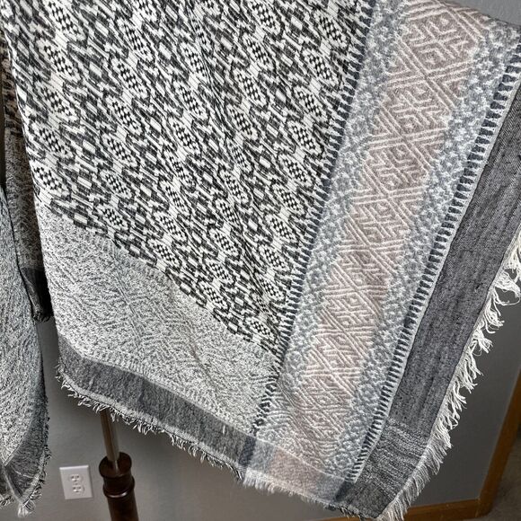 BCBGMAXAZRIA Womens Boho Poncho Wrap Sweater One Size Black Beige Fringe Trim - Picture 3 of 8